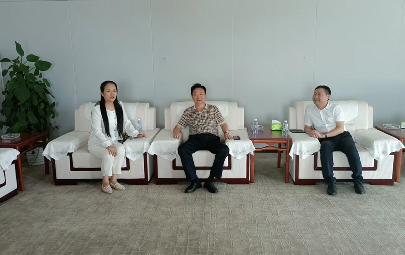 岳氏集團董事長岳平安、北京中郵鴻運董事副總黃貴斌拜訪中展航空