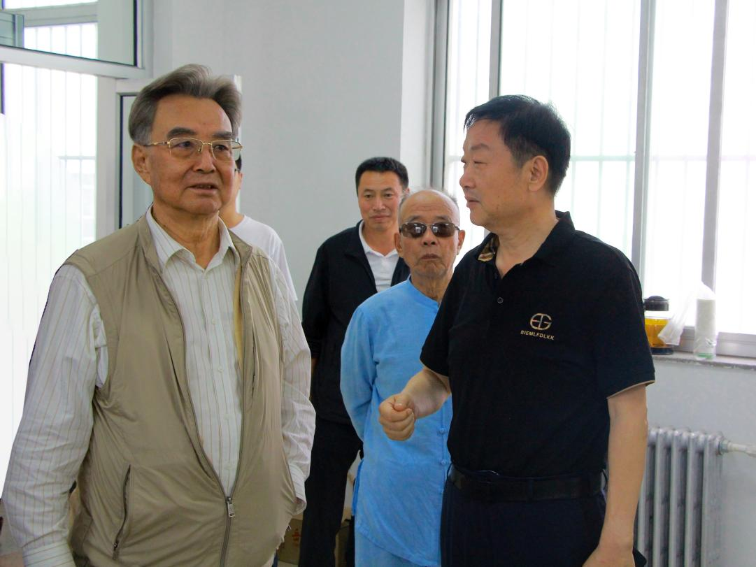 原全國人大民族委員會(huì)主任委員馬啟智蒞臨寧夏興康恒潤調(diào)研指導(dǎo)工作