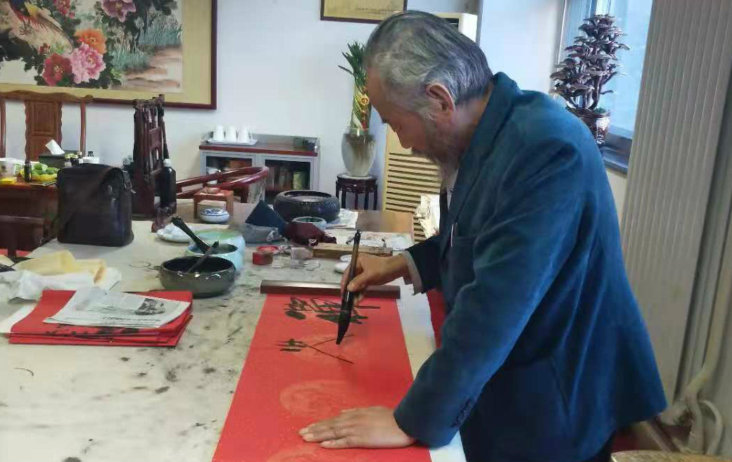 著名書(shū)法家岳文石蒞臨岳氏集團(tuán)參觀并題字