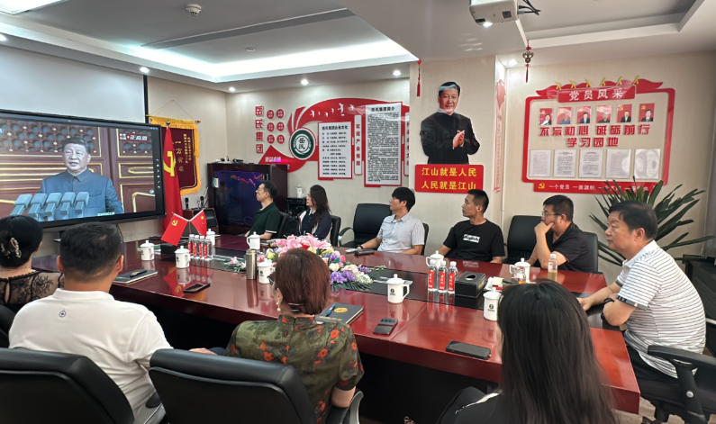 岳氏集團(tuán)組織觀看抗戰(zhàn)勝利閱兵，愛國情懷激蕩人心